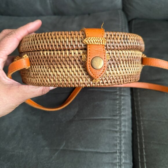 Round Rattan Crossbody Bag With Leather Strap & Snap Closure By Street Level - Picture 4 of 6